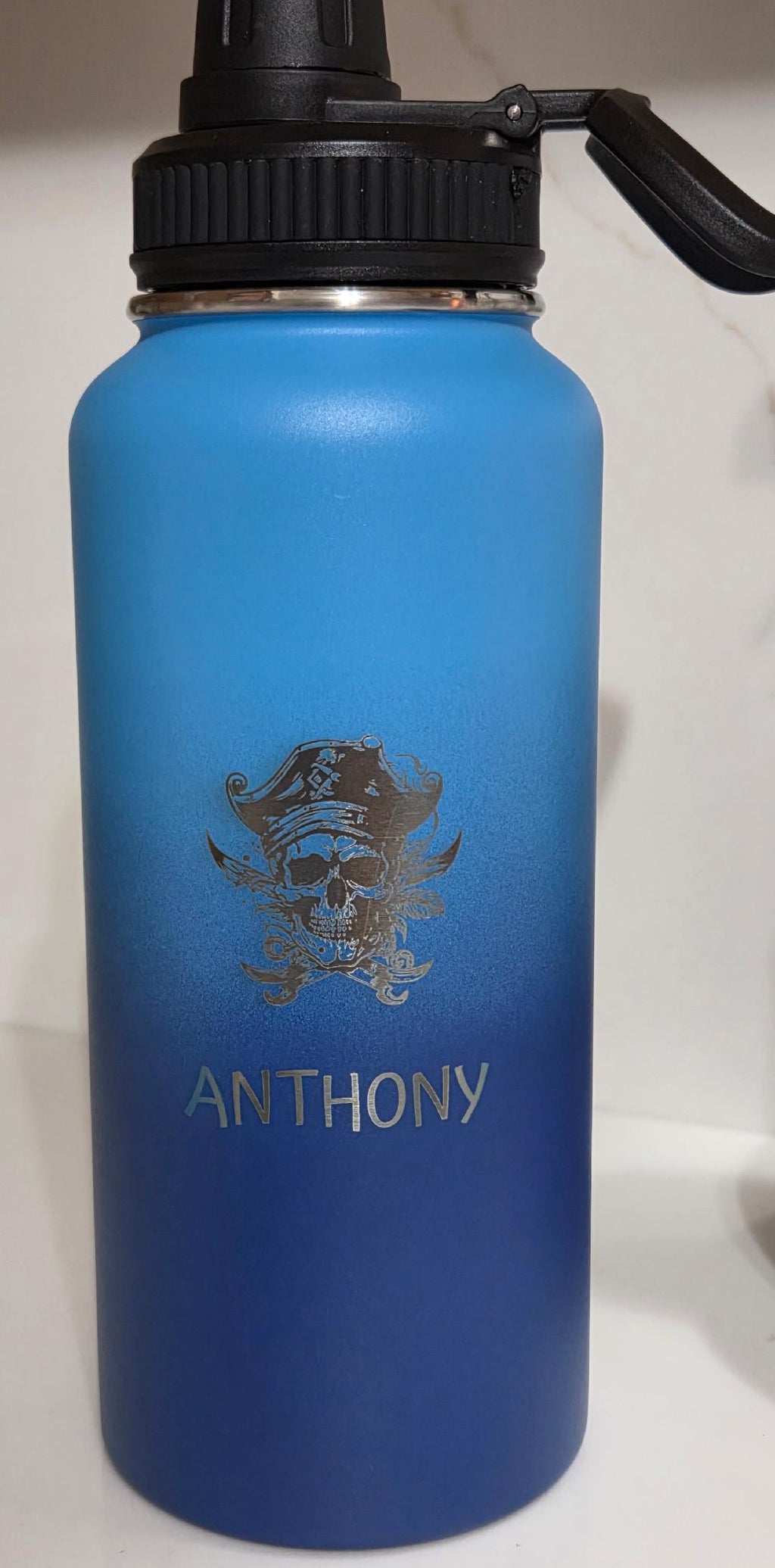 32 0Z SPORTS BOTTLE WITH MAGNETIC PHONE HOLDER LID