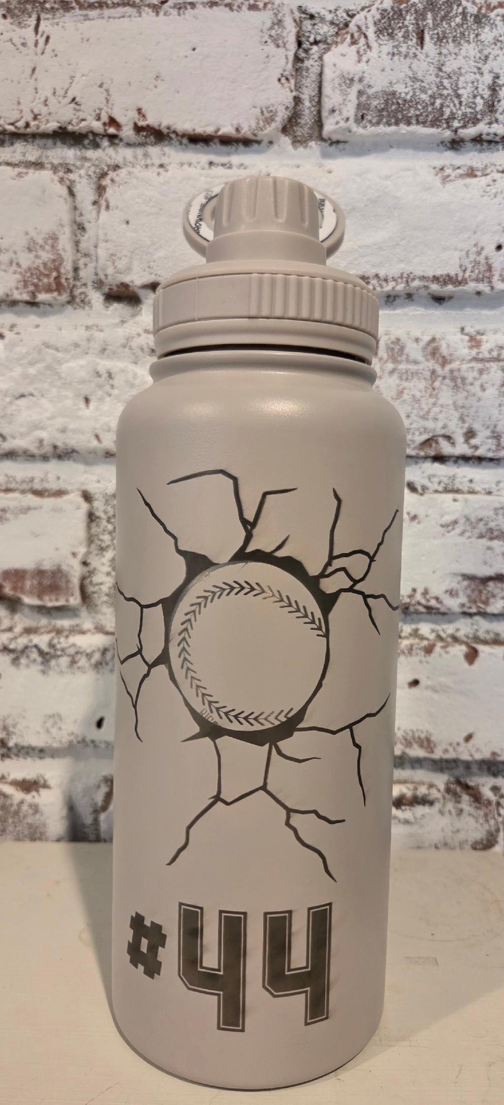 32 0Z SPORTS BOTTLE WITH MAGNETIC PHONE HOLDER LID